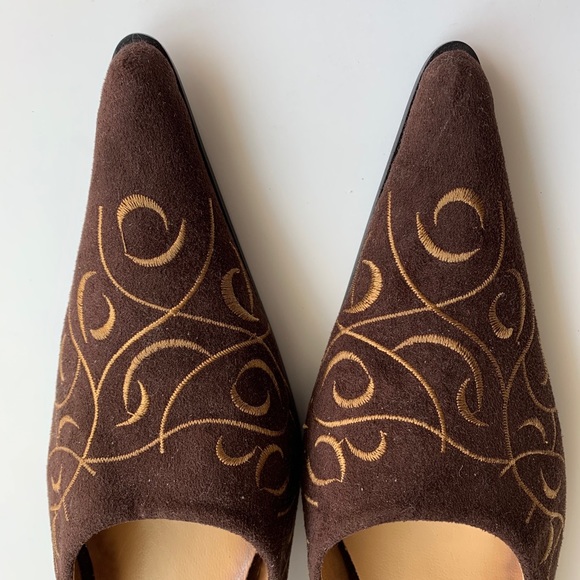 Embroidered shoe - Picture 3 of 6